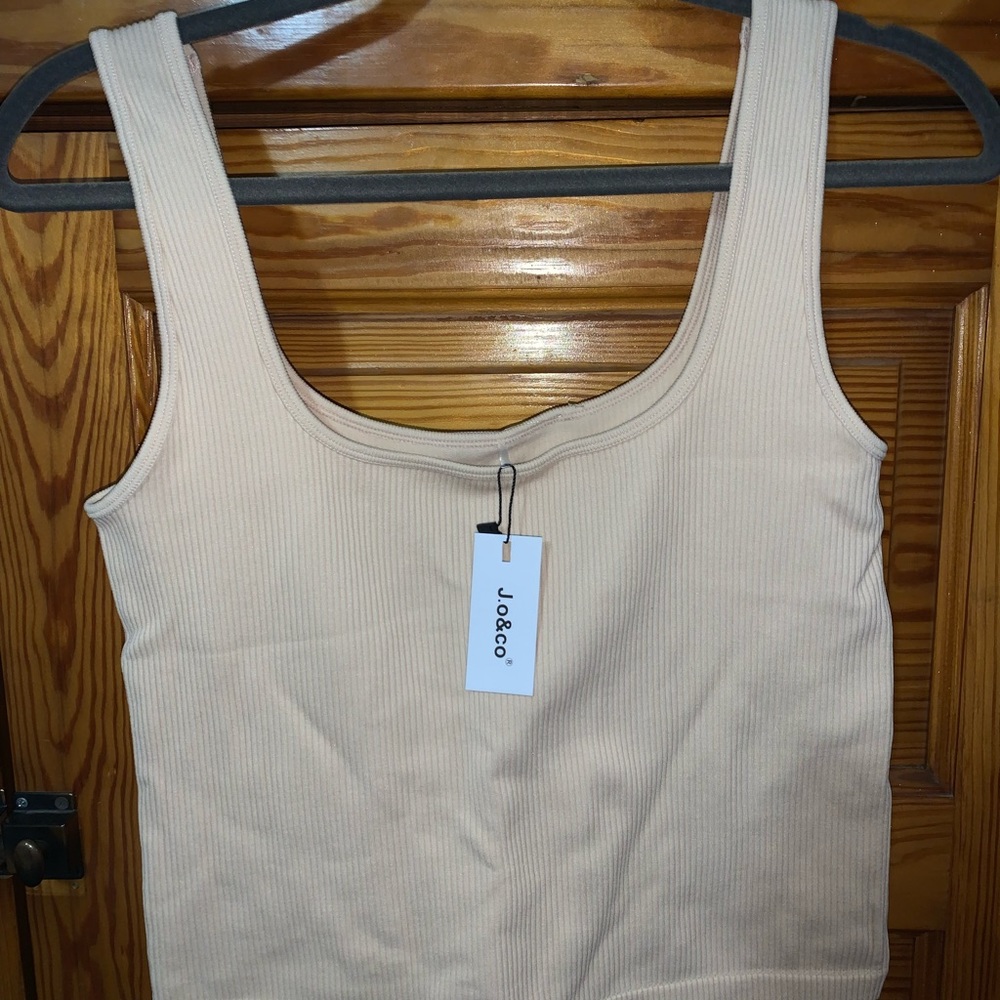 Cropped and ribbed beige tank top